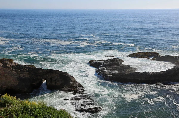 Pasifik Okyanusu Ndaki Kemerli Kayalar Kaliforniya Nın Pasifik Kıyıları — Stok fotoğraf