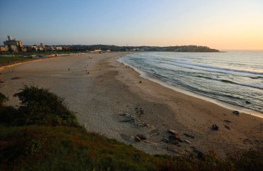 Bondi Sahili ile Panorama - Pasifik, Sydney, Yeni Güney Galler, Avustralya kıyı yürüyüşü