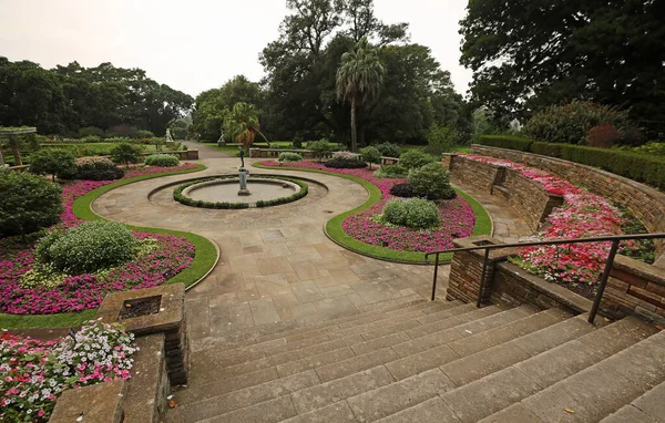 花园中的丘比特雕像 澳大利亚新南威尔士皇家植物园 — 图库照片