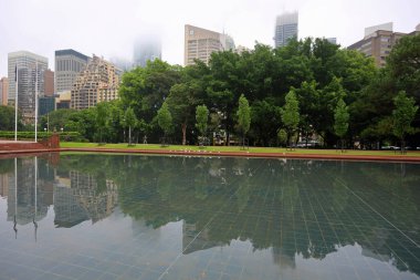 Hyde Park, Sydney, New South Wales, Avustralya 'daki yansıma gölünde - 2 / 2 / 2020