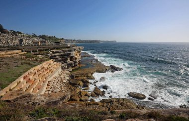 Cliff Coast ve mezarlık - Pasifik Okyanusu 'nda sahil yürüyüşü, Yeni Güney Galler, Avustralya