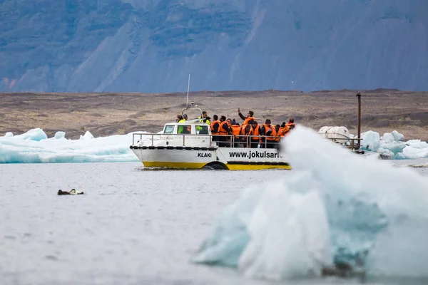 Jokulsarlon Glacier Lagoon Zlanda Haziran 2016 Buzdağları Arasında Göl Üzerinde — Stok fotoğraf