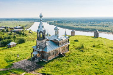 Cherdyn köyünün nehir kıyısındaki tepedeki ahşaptan yapılmış eski Rus ortodoks kilisesi, hava manzaralı. Perm krai, Ural, Rusya 'da tarihi Hıristiyan dini yapısına sahip kırsal alan