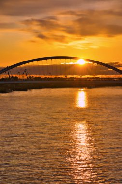Bratislava, Slovakya 'da köprünün üzerinde gün doğumu