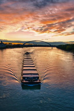 Bratislava, Slovakya 'da Tuna Nehri üzerinde Gündoğumu