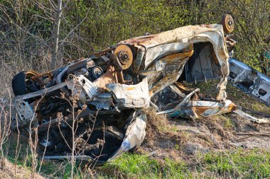 Eski bir araba enkazı.