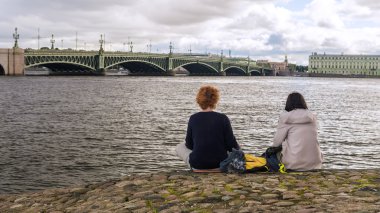 Trinity Köprüsü Neva kıyısında iki kız bakmak 