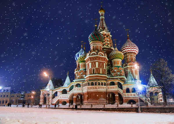 St. Catedral de Basilio en invierno (tormenta de nieve), Rusia — Foto de Stock