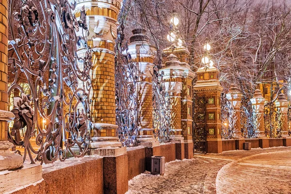 Ночной вид на забор Михайловского сада в храме — стоковое фото