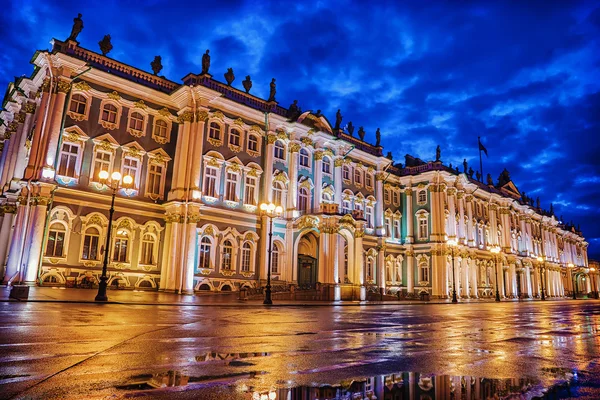 Hermitage in St.-Petersburg's nachts, Rusland — Stockfoto