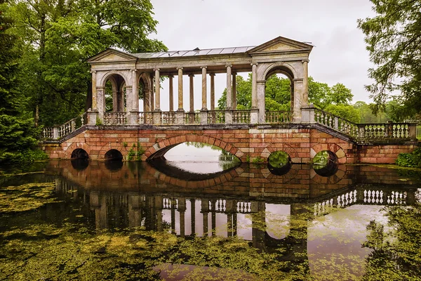 El puente en el parque de Tsarskoye Selo. San Petersburgo, Rusia — Foto de Stock