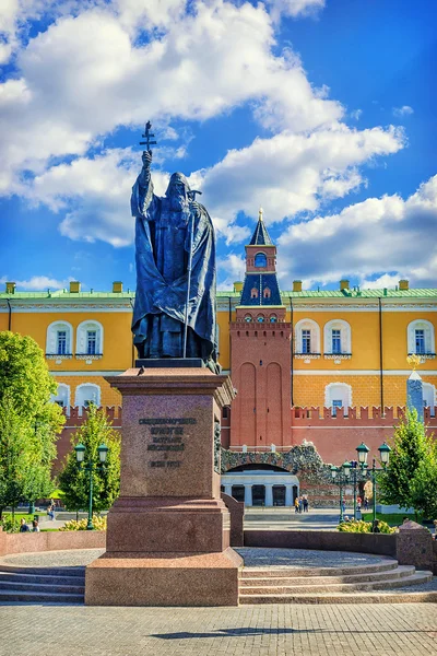 Patriarcha Hermogenes pomnik na tle Moskwy — Zdjęcie stockowe