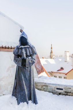 gizemli bir keşiş kale duvarı eski Tallinn, Estonya