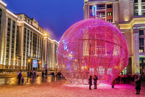 Bola gigante de Navidad en la Plaza Manezh en Moscú —  Fotos de Stock