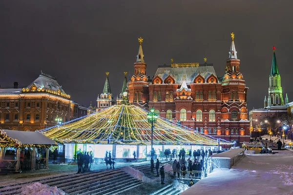 在莫斯科红场的马里奇广场上的圣诞装饰 — 图库照片
