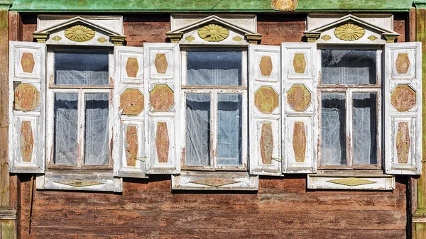 Fassade des alten russischen Holzhauses aus dem Jahr 1846. — Stockfoto