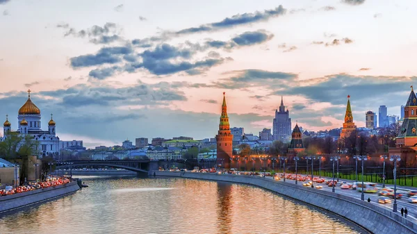 Kremlin van Moskou en Kremlin embankment bij zonsondergang — Stockfoto