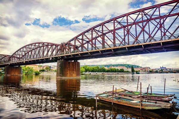 Starý železniční most přes řeku Vltavu v Praze — Stock fotografie