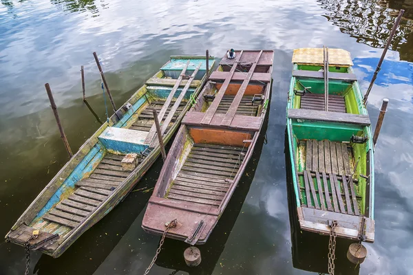 Drie oude boten op het water — Stockfoto