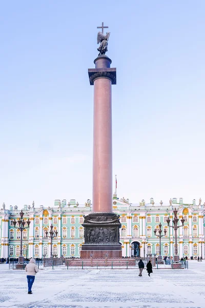 Колонна Александра на Дворцовой площади в Санкт-Петербурге. зимний вид — стоковое фото