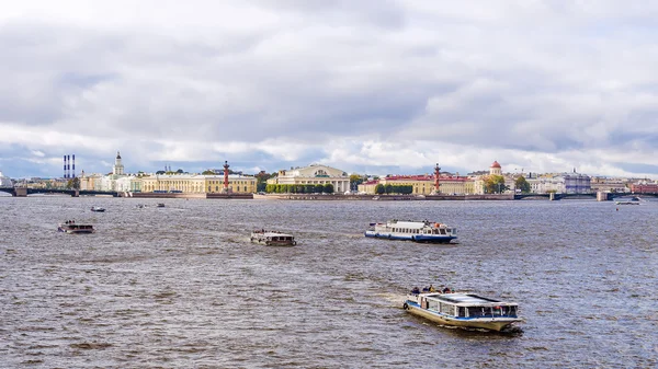 Vue sur la flèche de l'île Vassilievski à Saint-Pétersbourg — Photo