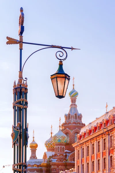 Latarnia w St. Petersburg na tle Kościoła Savi — Zdjęcie stockowe