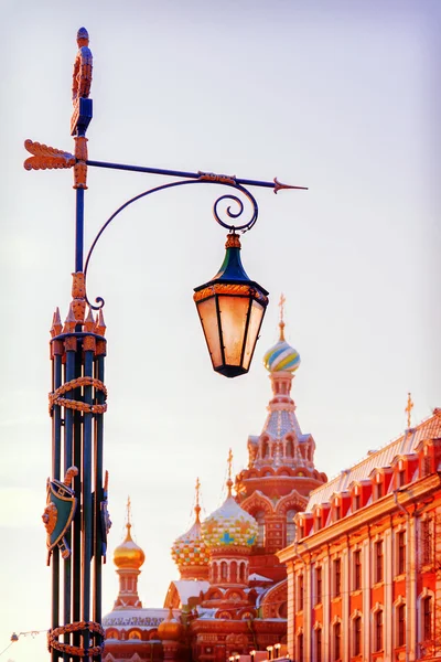 Straßenlaterne in St. petersburg auf einer Hintergrundkirche der Savi — Stockfoto