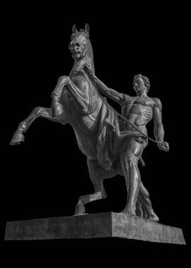 St. Petersburg Anichkov köprüde izole heykel