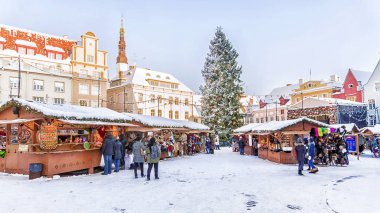 Tallinn 'deki kasaba meydanında Noel süsü.