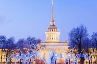 Noel dekorasyon St. Petersburg. Gece bina Admiralty VI