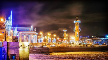 Noel St. Petersburg. Vasilyevsky Adası gece görünümünü tükürmek