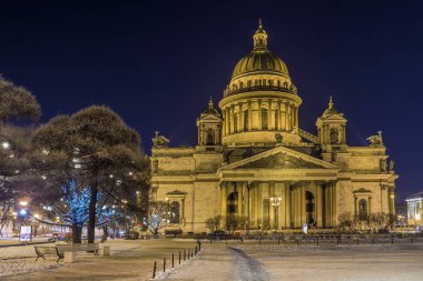 Noel St. Petersburg. St. Isaac's Cathedral gece görünümü