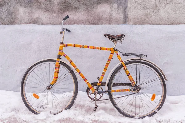 Bike insulated knitted garment decorated on a snowy street — Stock Photo, Image