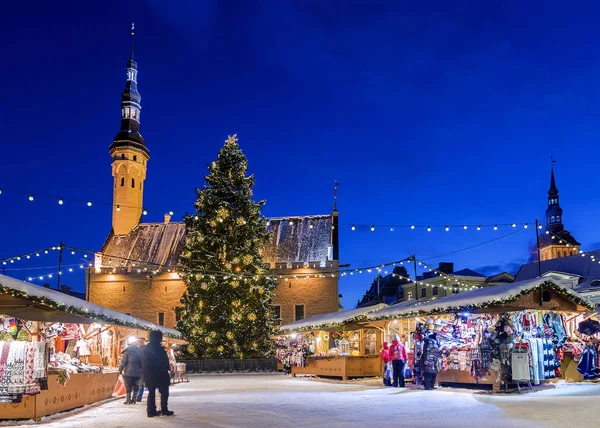 Noël à Tallinn. Marché de vacances à la place de l'hôtel de ville — Photo