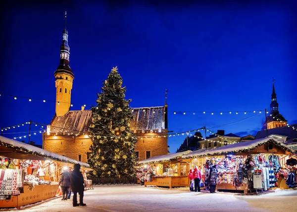 Рождество в Таллинне. Праздничный рынок на Ратушной площади — стоковое фото