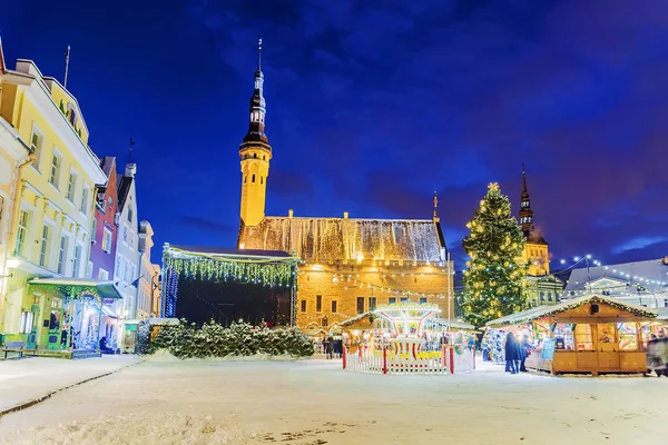 Рождество в Таллинне. Рождественская ярмарка на Ратушной площади — стоковое фото