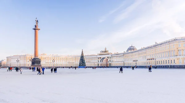 在圣彼得堡的冬宫广场。总参谋部建筑冬季 v — 图库照片