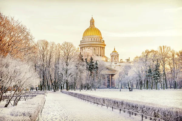 Зимний вид Исаакиевского собора на Санкт-Петербург — стоковое фото