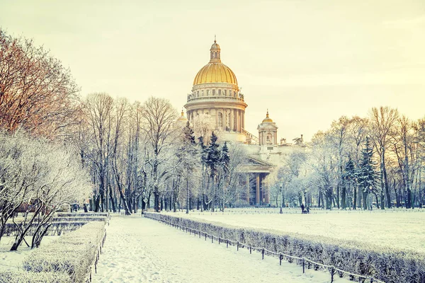 Zimowy widok katedry Izaaka do Petersburga — Zdjęcie stockowe