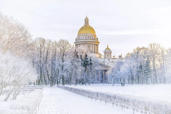 Vista de invierno de la Catedral de San Isaac a San Petersburgo — Foto de Stock