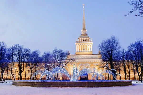 Dekorację świąteczną St. Petersburg. Night budynek Admiralicji vi — Zdjęcie stockowe