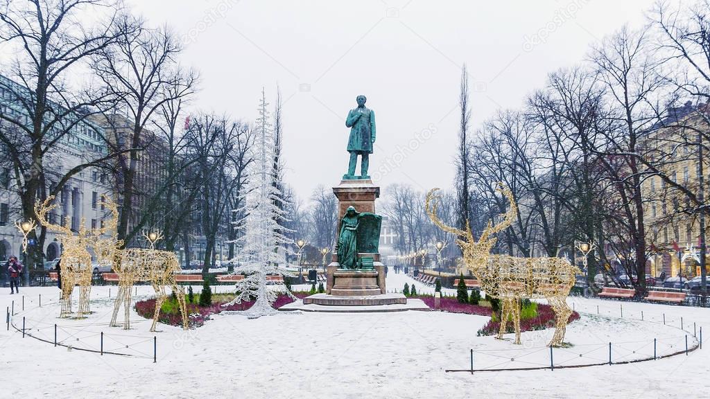 Christmas decoration city helsinki.Statuya Ludwig Runeberg