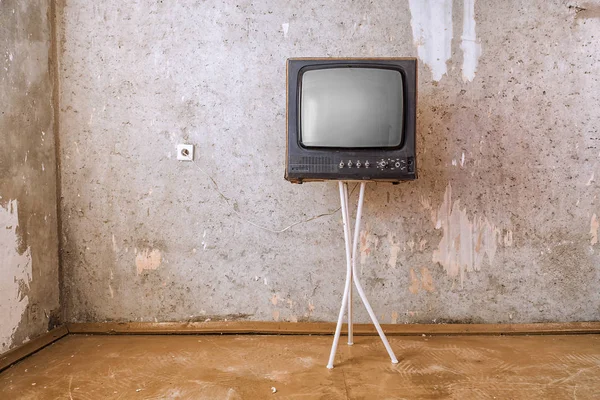 Η παλιά αίθουσα με ένα ρετρό τηλεόραση — Φωτογραφία Αρχείου