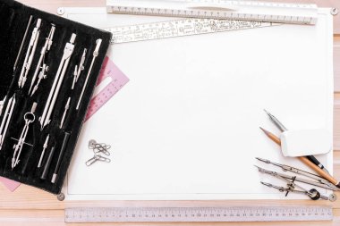 Beyaz bir arka plan üzerinde çizim araçları