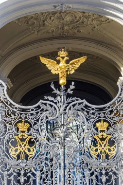 Çift başlı kartal Hermitage Müzesi St kapıları üzerinde. 