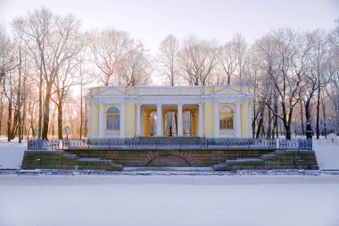 Granit iskele ve köşk Yusupov nehrin kıyısında 