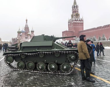 Moskova, Rusya - 7 Kasım 2016: askeri araçlar ve asker