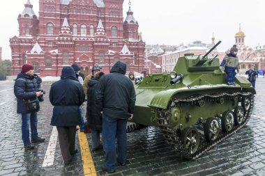 Moskova, Rusya - 7 Kasım 2016: askeri araçlar ve asker