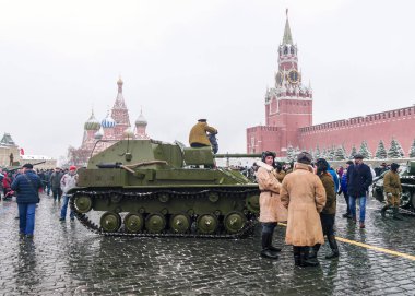 Moskova, Rusya - 7 Kasım 2016: askeri araçlar ve asker