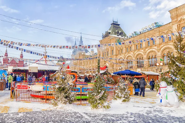 Karácsonyi Moszkva. Ünnepi karácsonyi vásár, a Vörös tér — Stock Fotó